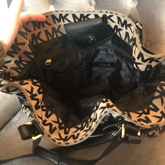 ❗️Sold❗️Michael Kors Purse Traditional MK Print - Picture 5 of 8